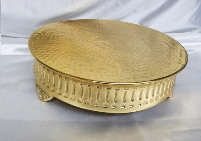 Where to find HAMMERED GOLD 14 Rd Ribbed Cake Stand in Omaha